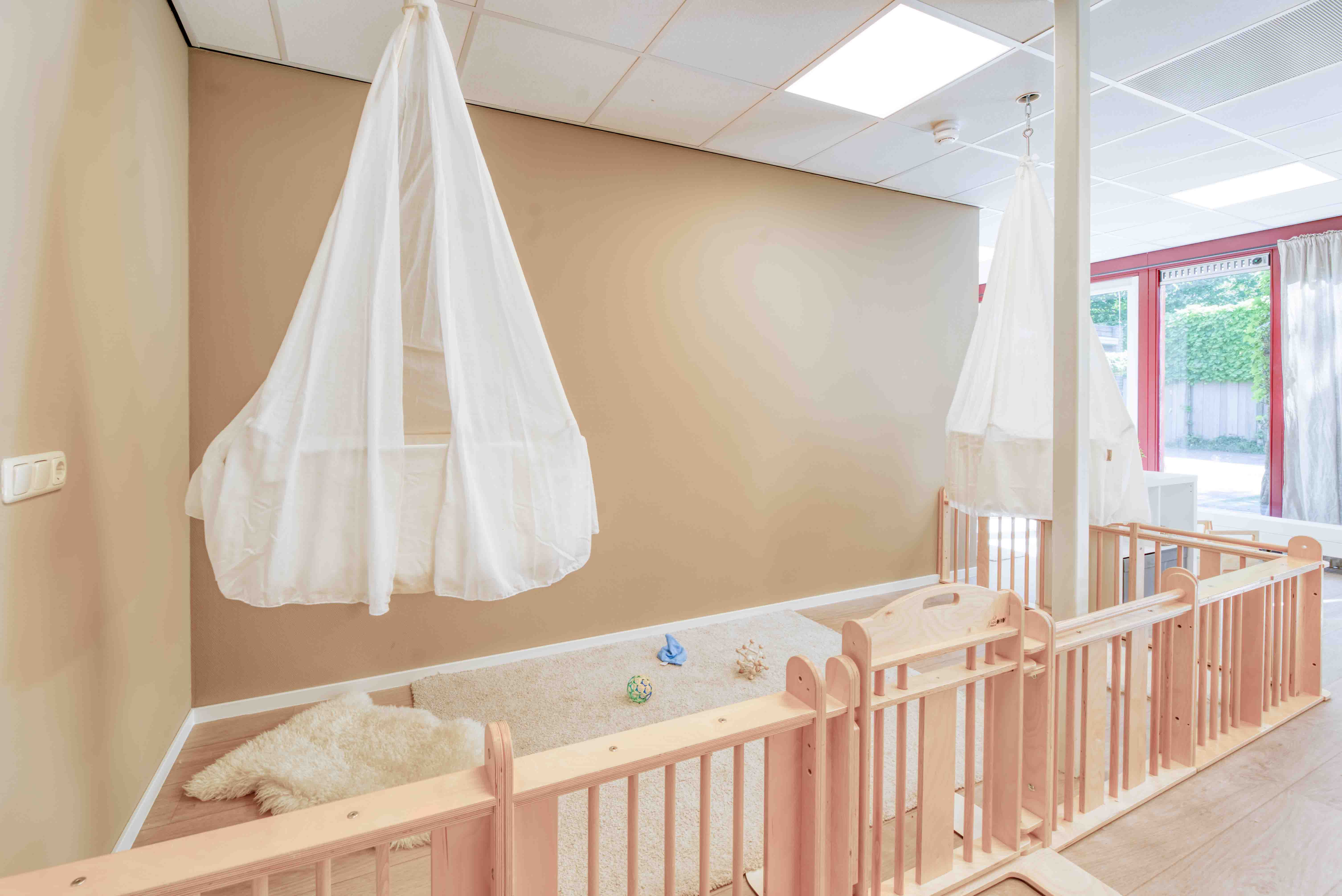 Inrichting babygroep met grondbox en een craddle