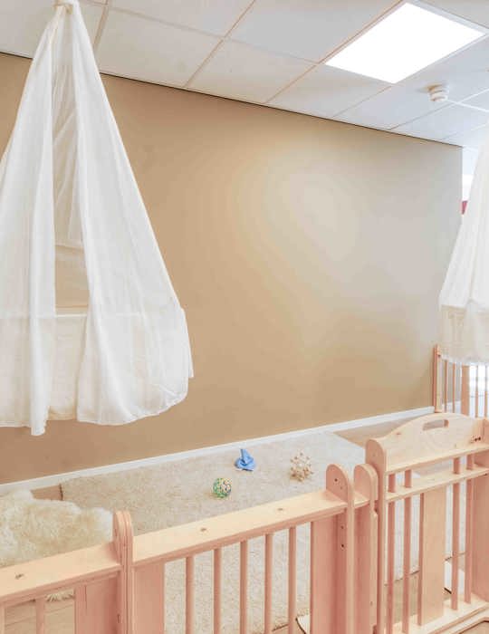 Inrichting babygroep met grondbox en een craddle